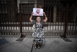 Май 2015 года, Людмила Алексеева на пикете против "закона садистов" о порядке применения физической силы к заключенным
