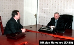Секретарь Совета безопасности РФ Иван Рыбкин и президент Чечни Аслан Масхадов, 1998 год