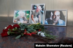 1 августа 2018 года, стихийный мемориал памяти Орхана Джемаля, Александра Расторгуева и Кирилла Радченко у Дома журналиста в Москве