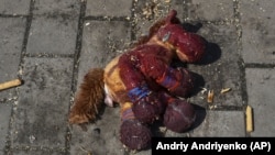 Детская игрушка с пятнами крови на платформе после российского ракетного удара по железнодорожному вокзалу в Краматорске, от которого погибли 59 человек, в том числе 5 детей, еще более 100 получили ранения. Краматорск, 8 апреля 2022 года