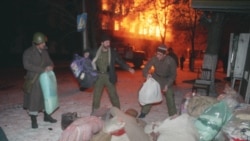 Жители Грозного спасают свой скарб после обстрела города. 23 декабря 1994. Фото: ТАСС