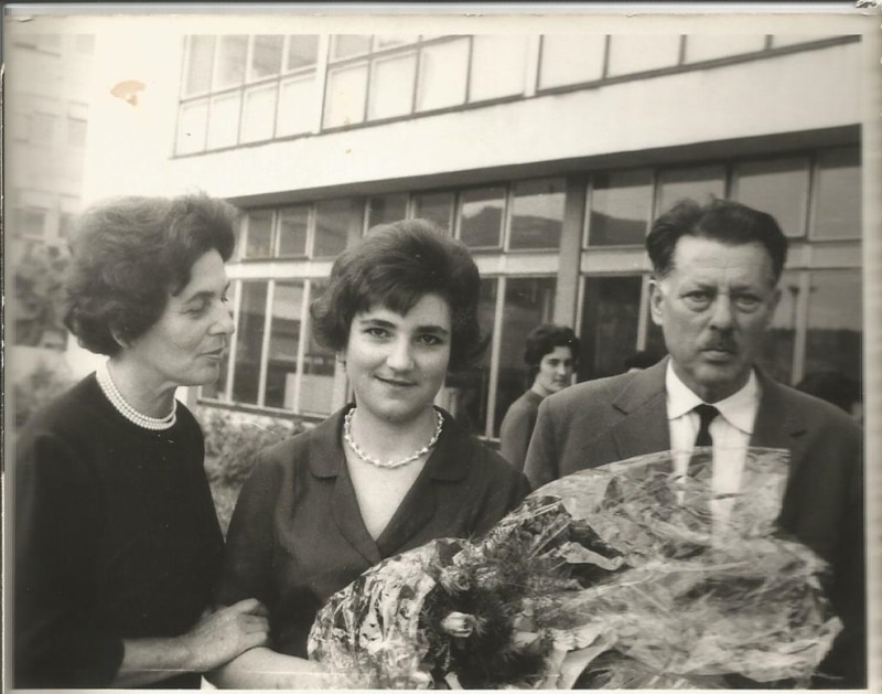 Pred Filozofskim fakultetom u Zagrebu 1964. godine, kada je Vukica diplomirala