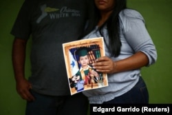 Дуглас Альмендарес, гражданка Гондураса, депортированная из США по новому закону и разлученная с оставшимся в США своим 11-летним сыном