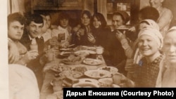 Васильчуки за праздничным столом. 1950-е годы