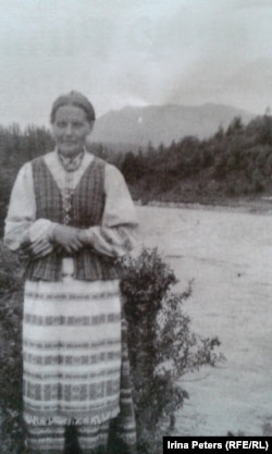 Мария Эндзюлайтене в литовском национальном костюме. На реке Мина, Красноярский край. 1949 год