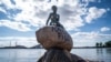 Неизвестные испортили основание статуи Русалочки в столице Дании