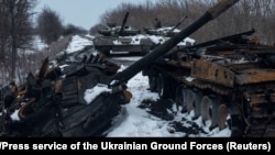 Обгоревший российский танк и захваченные танки, Сумская область, Украина, 7 марта 2022 г.
