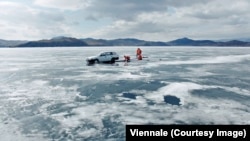 Сотрудники МЧС вытаскивают машину, провалившуюся под лед Байкала