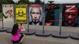 Плакаты с изображением президента России Владимира Путина на выставке «День Победы» в Национальном музее истории Украины во Второй мировой войне. Киев, 9 августа 2022 г. 