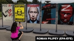 Плакаты с изображением президента России Владимира Путина на выставке «День Победы» в Национальном музее истории Украины во Второй мировой войне. Киев, 9 августа 2022 г. 