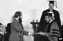 Александр Солженицын получает диплом почетного доктора Гарвардского университета, 8 июня 1978 года