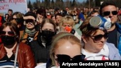 Участники протеста против мусорного полигона в подмосковном Волоколамске, апрель 2018 года