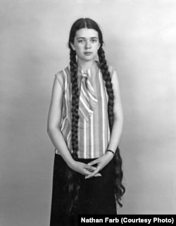 "Девочка с косами", фотография Натана Фарба, Новосибирск, 1977 год