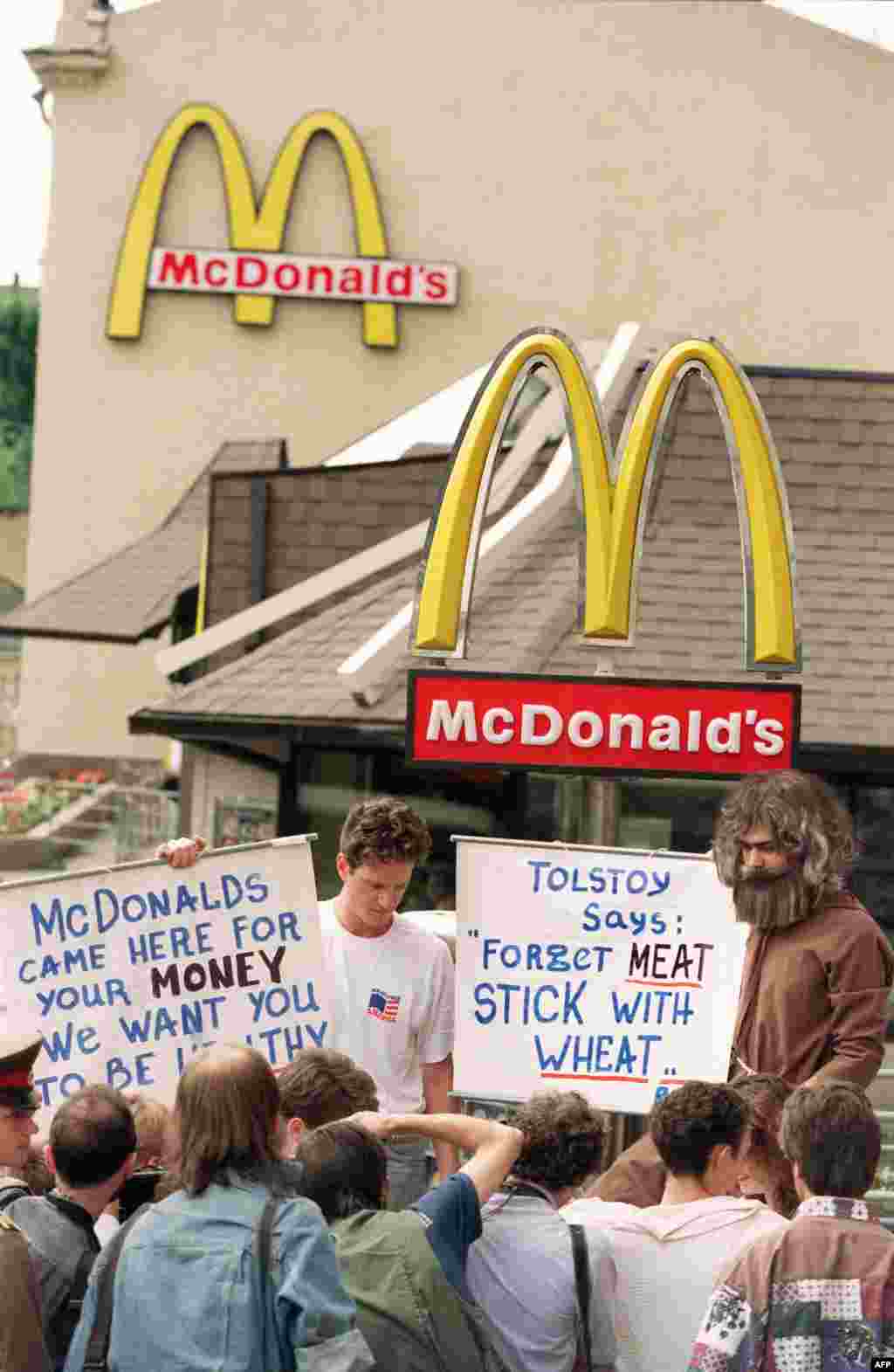 Но уже в начале прихода на пространство СССР у &quot;Макдоналдса&quot; иногда бывали проблемы. Вот, например, защитники животных протестуют перед рестораном, объясняя прохожим, что мясо для них вредно. Это 1992 год.
