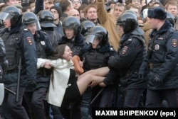 Полиция задерживает участницу протестной акции 26 марта 2017 года