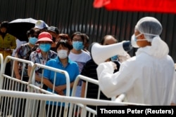 Очередь на сдачу анализов на антитела к новому коронавирусу в Пекине – после новой вспышки эпидемии в городе. 30 июня 2020 года