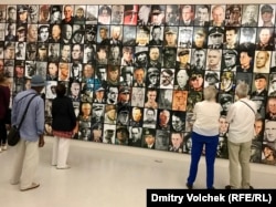 Посетители "Документы" разглядывают фотографии нацистов
