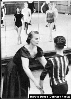 Антонина Тумковская с учеником. Нью-Йорк, 1959. Фото Martha Swope.