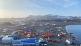 Вид на чилийскую базу и российскую станцию Беллинсгаузен, Антарктида