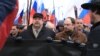 Геннадий Гудков (слева в центре) во время марша памяти Бориса Немцова в Москве, февраль 2019 года