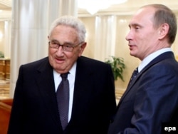 Генри Киссинджер и Владимир Путин встречаются в Москве в марте 2009 года
