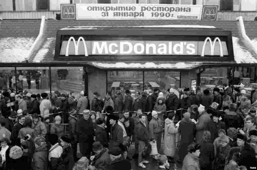 Огромная очередь у &quot;Макдоналдса&quot; на Пушкинской площади в Москве 31 января 1990 года.