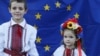 Діти під час святкування Дня Незалежності України на тлі прапора Європейського союзу (архівна світлина)