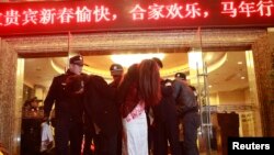 Массированная полицейская облава в подпольных борделях в китайском городе Дунгуань в провинции Гуандун, считающемся "столицей развлечений"