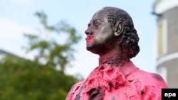 Памятник Петру I в Голландии, который в 2013 году активисты облили розовой краской в знак протеста против принятия в России законов, ограничивающих права ЛГБТ 