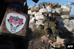 Сепаратисты на позициях в поселке Фрунзе, Луганская область Украины, 24 марта 2015 года