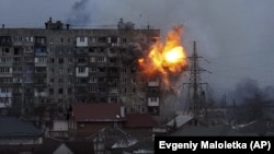Жилой дом в Мариуполе после обстрела российскими военными, 11 марта 2022 года