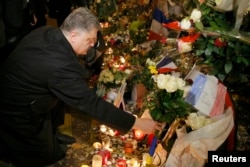 Президент Украины Петр Порошенко возлагает цветы к стихийному мемориалу в память о погибших в концертном зале "Батаклан". Париж, 29 ноября 2015 года