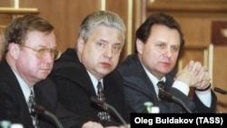 Николай Ковалёв (в центре) на заседании Временной чрезвычайной комиссии при президенте Ельцине, 24 февраля 1998