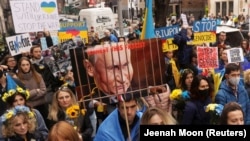 "Остановить геноцид украинцев" – протесты на Таймс-сквер в Нью-Йорке, 9 апреля 2022 года