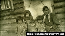 Хантыйские дети. Село Ларьяк на реке Вах. 1912 год