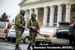 Вооруженные российские военные без опознавательных знаков в аэропорту Симферополя, 28 февраля 2014 года