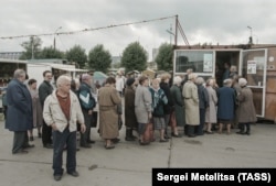 Очередь за продуктами в России в августе 1998 года