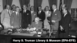 Президент США Гарри Трумэн подписывает прокламацию о вступлении в силу Североатлантического договора, 24 августа 1949 года