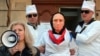 Акция протеста против аннексии Крыма Россией в Одессе в марте 2014 года: активисты привезли человека в маске Владимира Путина в психиатрическую больницу 