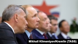 Вице-премьер Юрий Борисов и президент РФ Владимир Путин в городе Большой Камень Приморского края.