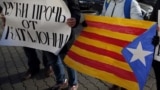 RUSSIA -- Supporters of the Liberal Democratic Party of Russia (LDPR) arrend a rally in support of Catalonia's independence outside the Spanish consulate in Moscow on November 9, 2017
