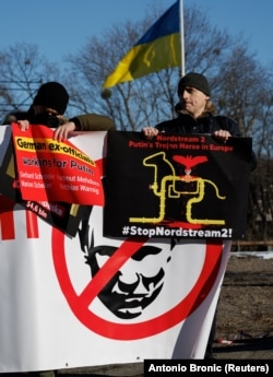 Демонстранты требуют введения санкций против России во время визита в Киев канцлера Германии Олафа Шольца 14 февраля 2022 года