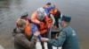 Сотрудники МЧС спасают детей на Сямозере в Карелии 