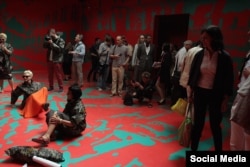Активисты-отпускники в одном из залов российского павильона