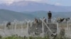 Македонская полиция у заграждений на границе с Грецией в районе Идомени