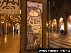 Реклама фильма "Деревни, лица" на ночной улице