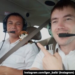 Александр Калинбет (слева) и Игорь Байбаков в самолете Cessna 182 на пути в ЦАР