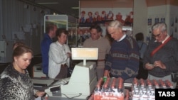 Ирландские туристы в магазине "Берёзка"