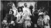 Фрэнк Баум со своими героями. Рекламный снимок проекта первой визуальной адаптации сказок о стране Оз. 1908.