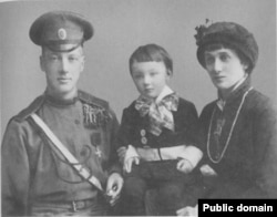 Анна Ахматова, Николай Гумилев и их сын Лев, 1915 год